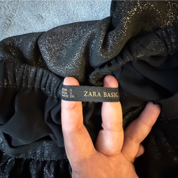 Zara Metallic Black A-Line Skirt

#1252 - Picture 6 of 7